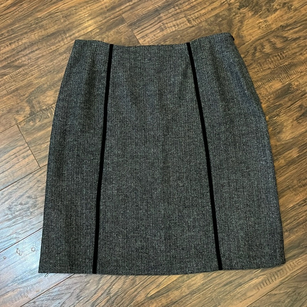 Beautiful Van Heusen black herringbone pencil skirt